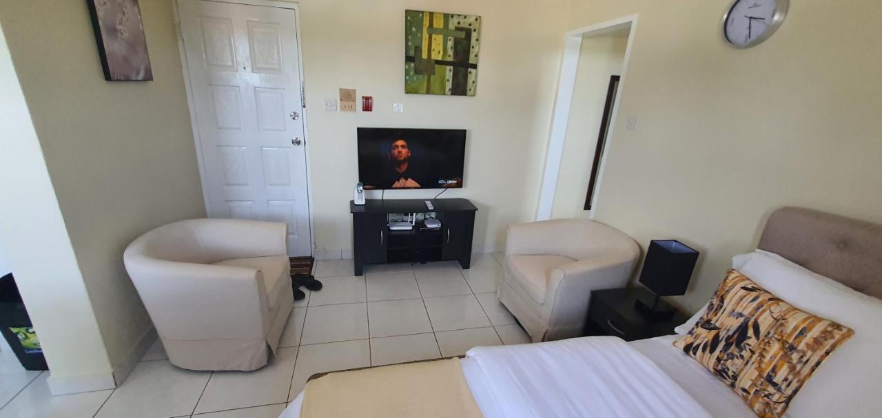 Hastings Towers 4D - Studio Apt Opp Beach Μπριτζτάουν Εξωτερικό φωτογραφία