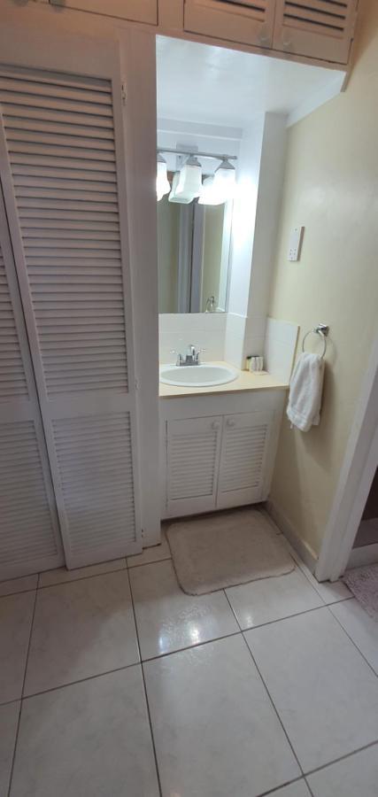 Hastings Towers 4D - Studio Apt Opp Beach Μπριτζτάουν Εξωτερικό φωτογραφία